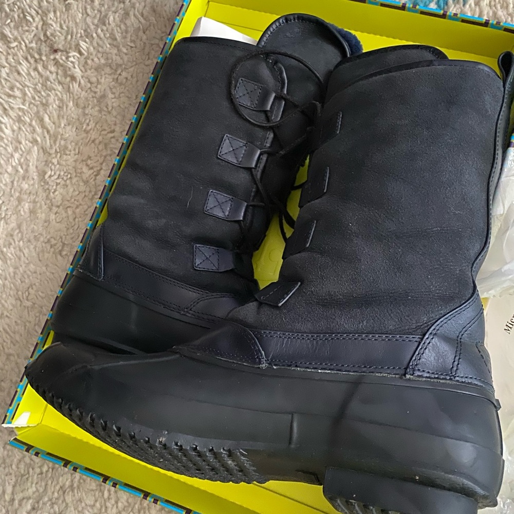 Tory Burch boots slight wear on bottom heal tread size 11